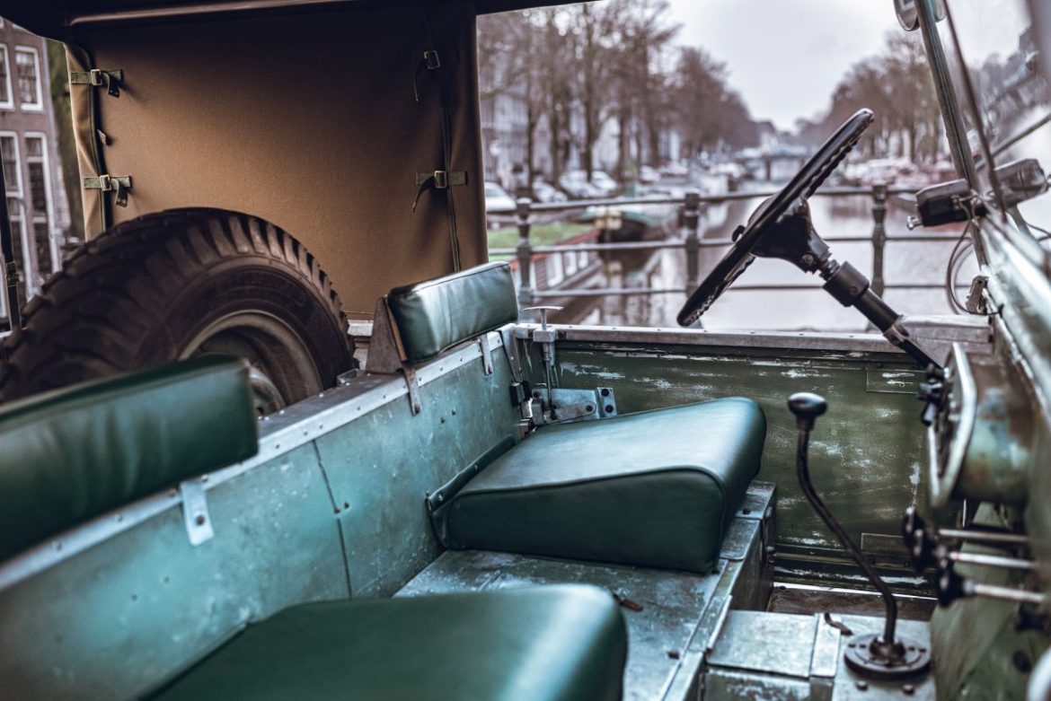 Historische Land Rover keert na 71 jaar terug naar Amsterdam